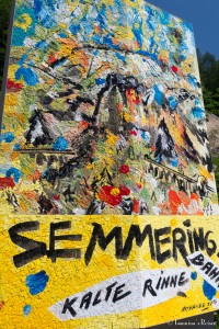 Das Mosaik wurde gestaltet von Christian Ludwig Attersee , der hier am Semmering und in Wien lebt